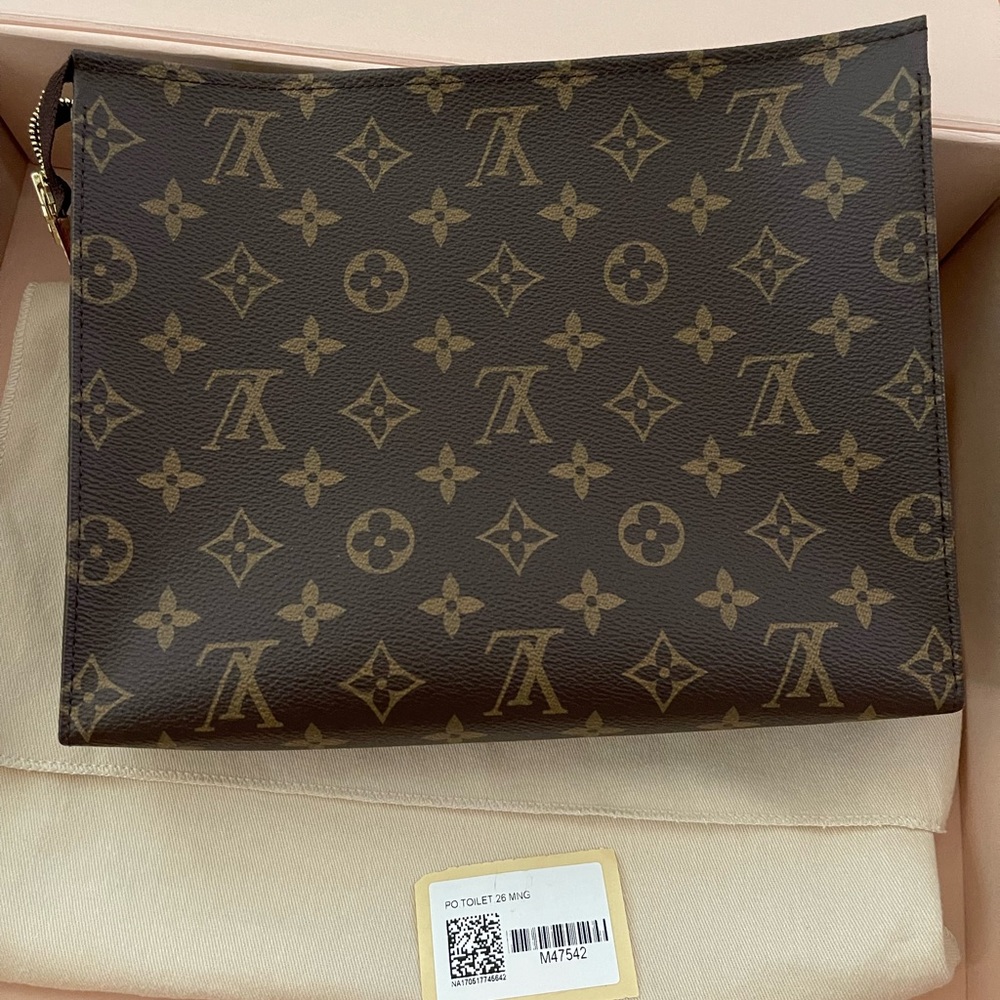 LV toiletry pouch 26